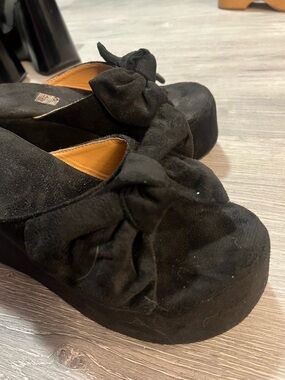 4 / $20 Black Microsuede Platform Wedge Mules with Bow Detail - Women's